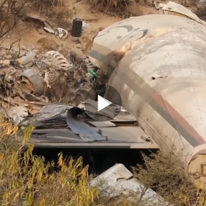 Amazing Footage Shows UFO Suspected of Abducting Mysterious Object into the Sky