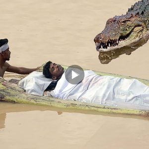 The video recorded the scene that the giant crocodile suddenly attacked and ate the villagers