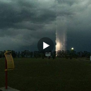 UFO or Natural Phenomenon? Argentina Records Strange Pillar of Light in the Sky (VIDEO)