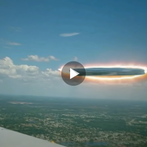 strange UFO catching fire: UFO was discovered by passengers on the plane, many people are interested, the flying video becomes expensive (video)